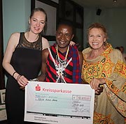 15.600 € wurden gespendet:  Denise Brown, Maasai Warrior Lesse Laizer,  Dr. Christine Wallner nahmen den Scheck entgegen beim Charity-Dinner „One Heart for Tanzania” im Heart (©Foto. Martin Schmitz)